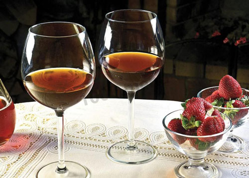 Вино из клубники дарит сказочное наслаждение. Как сделать в домашних условиях?