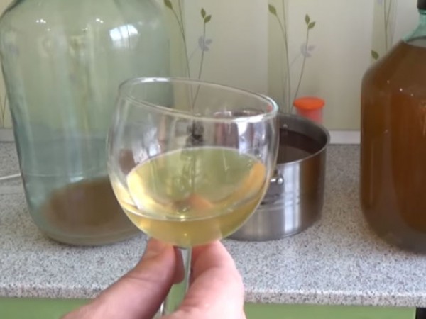 Вторичное вино из жмыха или мезги винограда или яблок