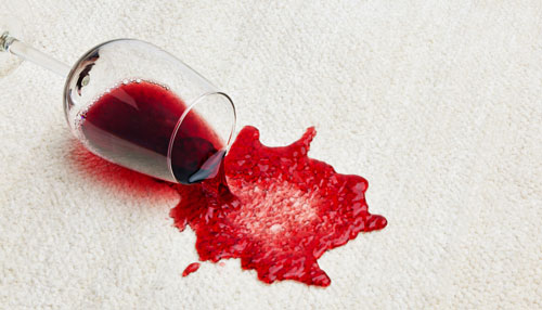 Эффективная борьба со свежими и застарелыми пятнами на ткани от вина