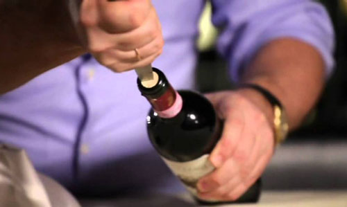 Как открыть вино штопором и без него? Чем открывают бутылку в домашних условиях