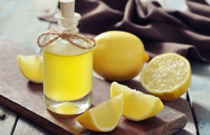 Домашняя настойка лимонная на самогоне. Как правильно настоять на лимонных корках с мятой и имбирем по рецепту?