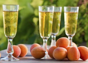 Вино из спелых абрикосов
