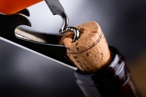 Как открыть вино при отсутствии штопора
