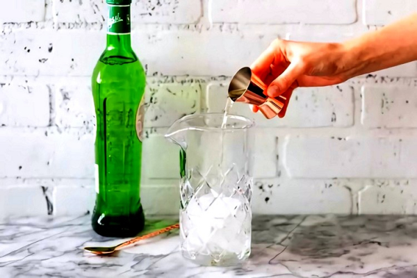 Коктейль Гибсон (Gibson) — фантастический рецепт крепкого алкоголя с закуской в одном бокале