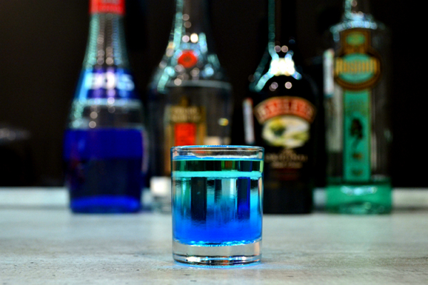 Коктейль Медуза (Jellyfish) &mdash; классический алкогольный рецепт и вариации шота для незабываемой вечеринки в стиле космо