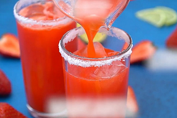 Клубничная Маргарита (Strawberry Margarita) &mdash; рецепт приготовления в домашних уловиях