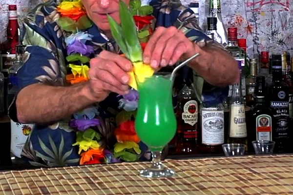 Коктейль Голубые Гавайи: учимся нюансам смешивания, приготовления и подачи напитка
