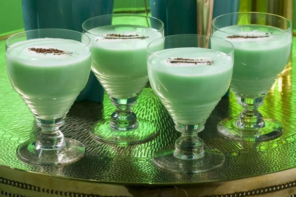 Рецепт коктейля Кузнечик (Grasshopper) &mdash; секреты приготовления зеленого напитка, классический состав и его вариации