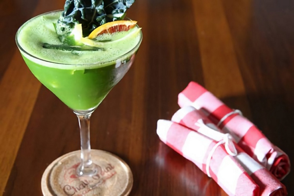 Рецепт коктейля Кузнечик (Grasshopper) &mdash; секреты приготовления зеленого напитка, классический состав и его вариации