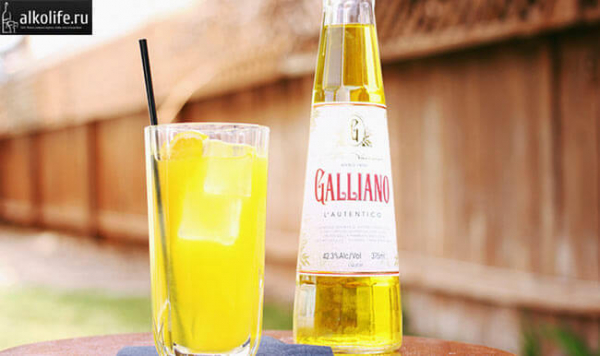 Сладкий алкогольный напиток Гальяно