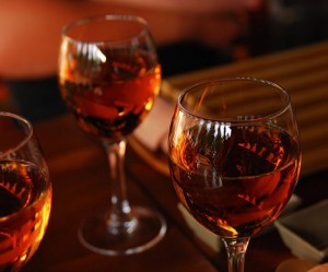 Домашнее вино из шиповника: 3 рецепта приготовления