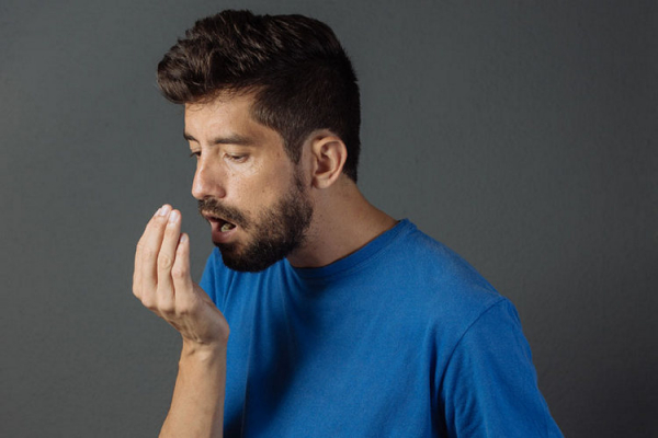 Как избавиться от запаха перегара в домашних условиях &mdash; 20 быстрых и эффективных способов перебить запах изо рта