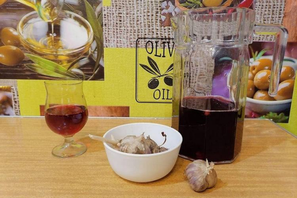 Настойка из вина с чесноком &mdash; рецепт, полезные свойства, отзывы и советы по употреблению