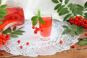 Настойка красноплодной рябины на самогоне: пошаговые рецепты для домашнего приготовления