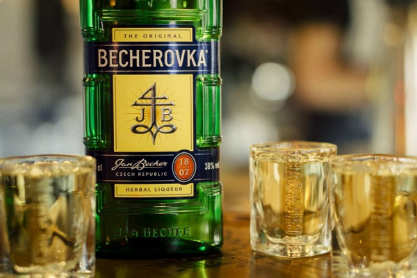 С чем и как пьют Бехеровку &mdash; 5 способов правильно пить и закусывать травяной биттер