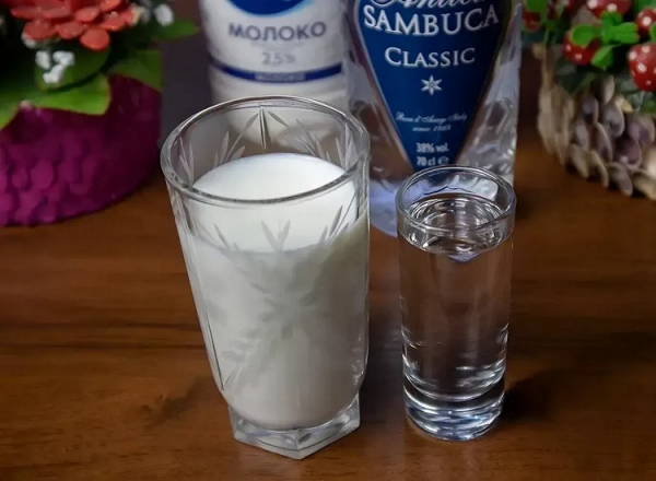 Как пить и чем закусывать самбуку &mdash; 8 обычных и оригинальных способов подачи в домашних условиях