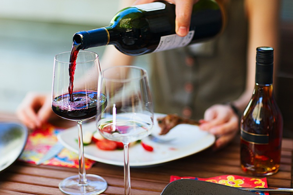 С чем и как правильно пить красное сухое вино — основные правила подачи напитка