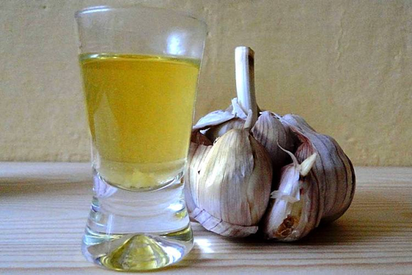 Настойка чеснока &mdash; как приготовить на водке, масле и воде, 11 рецептов для оздоровления