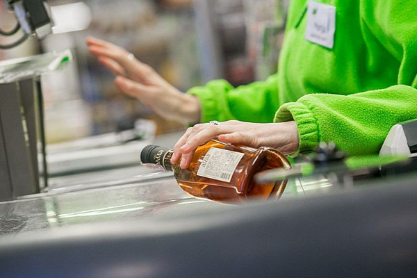Со скольки и до скольки можно продавать алкоголь в России — общие правила реализации и ограничения по регионам