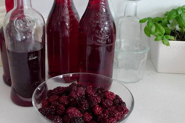 Ежевичное вино в домашних условиях &mdash; вкусный и ароматный алкоголь для гурманов