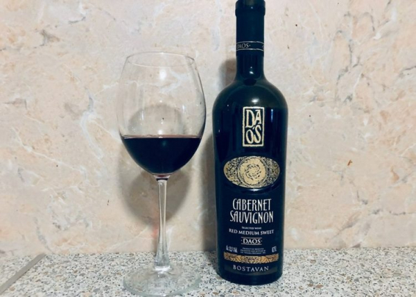 Вино Каберне Совиньон &mdash; виноград в бокале