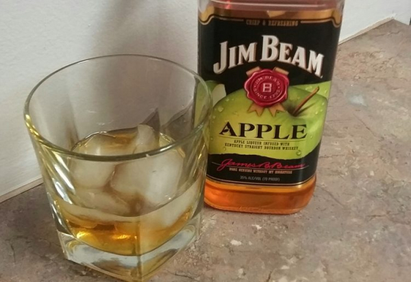 Джим Бим яблочный (Jim Beam Apple) &mdash; освежает, как сочное яблоко и пьянит как бурбон